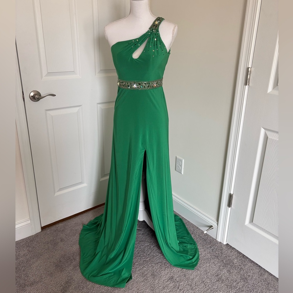 Elegant Green Strapless Gown with Embellished Waist